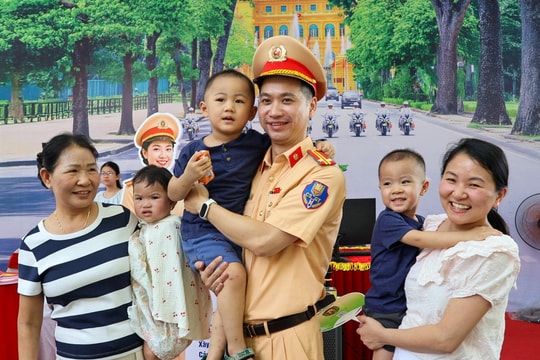 Người dân hào hứng check-in, trải nghiệm gian trưng bày của CSGT tại hồ Hoàn Kiếm