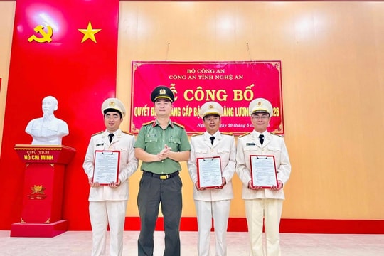 Nghệ An: Công bố quyết định thăng cấp bậc hàm cho Trưởng Công an một số xã