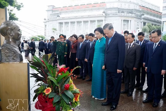 Vietnamese Party and State leader offers flowers in tribute to President Ho Chi Minh in Singapore