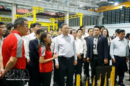 Top Vietnamese leader visits technology, rail test facilities in Singapore