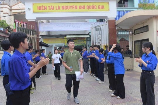 Sáng nay, gần 125.000 học sinh Hà Nội thi môn Ngữ văn vào 10