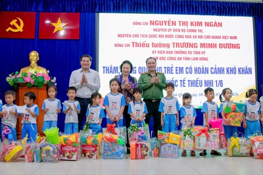 Lâm Đồng: Thăm, tặng quà thiếu nhi và động viên lực lượng làm nhiệm vụ tại Đặc khu Phú Quý
