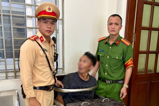 Hà Nội: Kịp thời khống chế người đàn ông có biểu hiện bất thường, đập phá tài sản trên phố