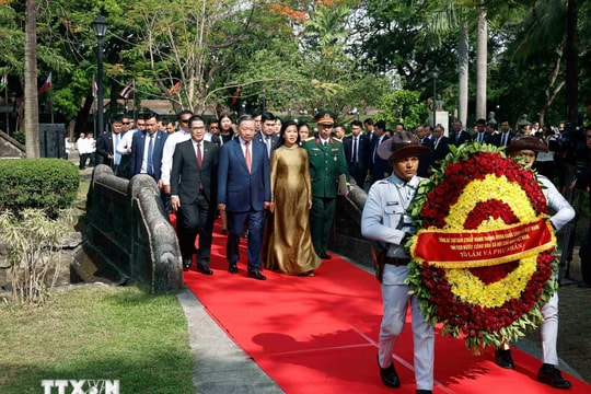 Tổng Bí thư, Chủ tịch nước Tô Lâm dâng hoa tại Tượng đài Chủ tịch Hồ Chí Minh ở Philippines