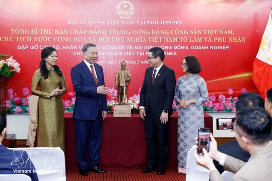 Party and State leader meets Vietnamese community in Philippines