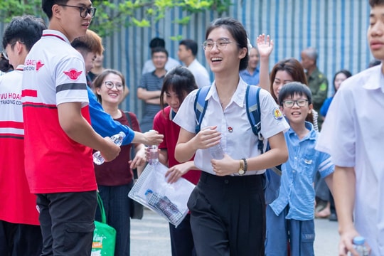 Thí sinh Hà Nội hồi hộp bước vào môn thi Toán kỳ thi lớp 10