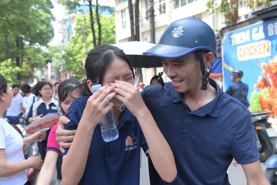 Nhiều thí sinh bật khóc sau khi kết thúc bài thi môn Toán vào lớp 10 Hà Nội