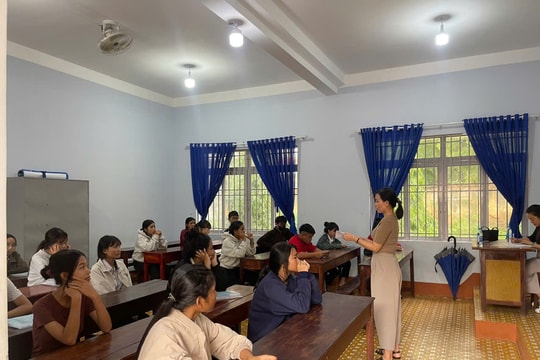 Hơn 3.300 thí sinh Đắk Lắk đội mưa làm thủ tục dự thi vào lớp 10