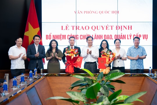 Tổng Thư ký Quốc hội, Chủ nhiệm Văn phòng Quốc hội Lê Quang Mạnh trao quyết định bổ nhiệm lãnh đạo cấp vụ