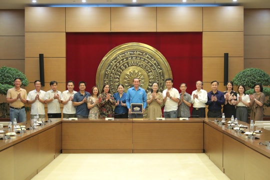 Đoàn đại biểu Liên đoàn Lao động tỉnh Cà Mau tham quan Nhà Quốc hội