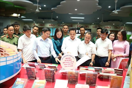 Hồ Chí Minh - Cuộc hành trình của thời đại