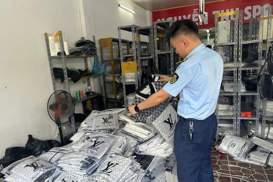 Hà Nội: Lực lượng quản lý thị trường kiểm tra, thu giữ hàng loạt hàng hóa giả mạo, không rõ nguồn gốc
