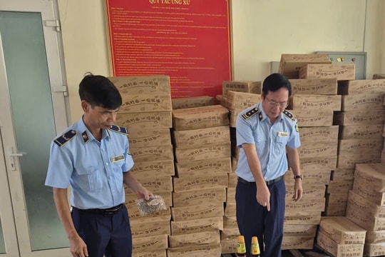 Hà Nội: Đội Quản lý thị trường số 7 giám sát tiêu hủy lô thực phẩm nhập lậu trị giá hơn 328 triệu đồng