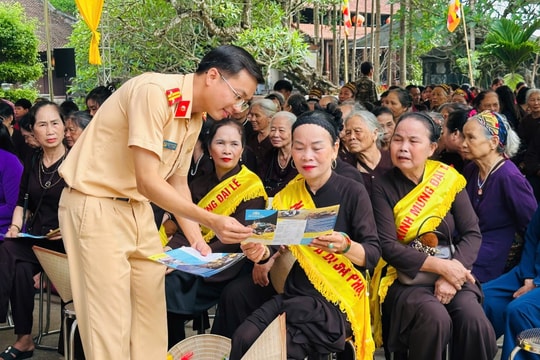 Thái Nguyên: Hơn 800 tăng ni, phật tử được tuyên truyền Luật Trật tự, an toàn Giao thông đường bộ
