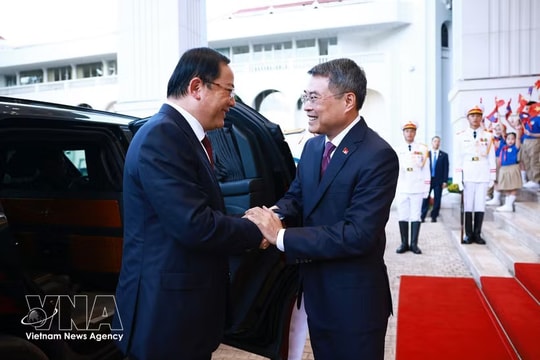 Vietnamese PM hosts welcome ceremony for Lao counterpart