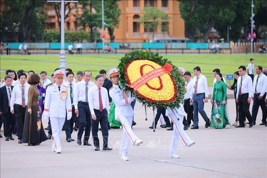 Đại biểu dự Đại hội đại biểu toàn quốc Hội Nông dân Việt Nam lần thứ IX vào Lăng viếng Chủ tịch Hồ Chí Minh