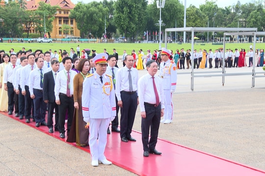 Đại biểu dự Đại hội Hội Nông dân Việt Nam vào Lăng viếng Chủ tịch Hồ Chí Minh