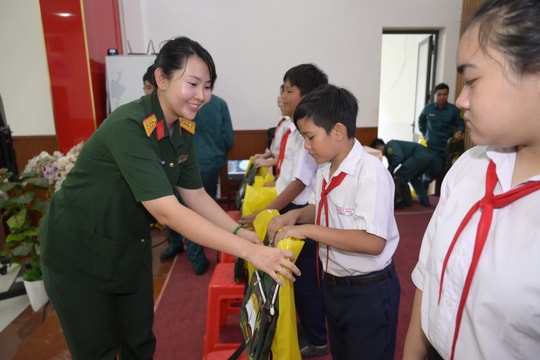 An Giang: Trao học bổng đến học sinh nghèo vùng hải đảo Kiên Hải