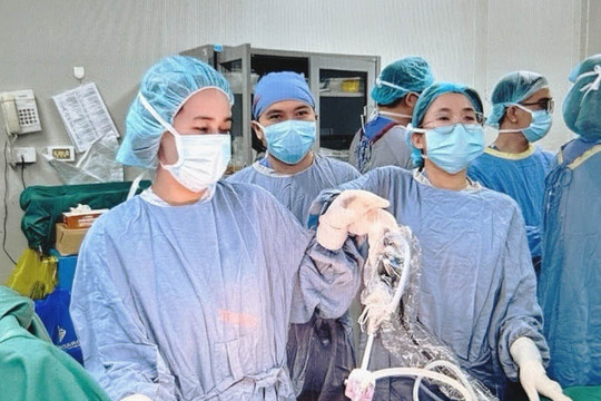 Phẫu thuật nội soi thành công cho người bệnh mắc cùng lúc 2 ung thư
