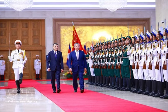 Vietnamese Prime Minister hosts official welcome ceremony for Cambodian counterpart