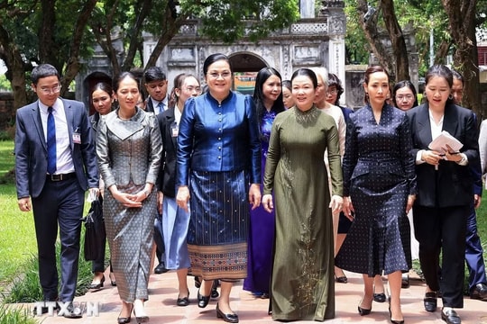 Phu nhân Thủ tướng Lê Minh Hưng cùng Phu nhân Thủ tướng 3 nước tham gia hoạt động giao lưu văn hóa