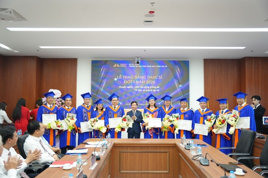 Trường Đại học Công nghệ Giao thông Vận tải trao bằng tốt nghiệp thạc sĩ ngành đường sắt cho 45 học viên