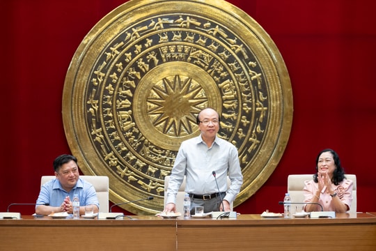 Chủ nhiệm Ủy ban Pháp luật và Tư pháp Phan Chí Hiếu tiếp Đoàn đại biểu Hội Nông dân tỉnh Cà Mau