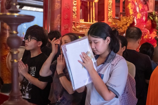 Sĩ tử nườm nượp đổ về Văn Miếu cầu may trước giờ thi tốt nghiệp THPT 2026