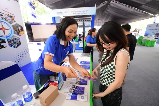 EVNHCMC lan tỏa dịch vụ điện trực tuyến tại Ngày Tài chính số 2026