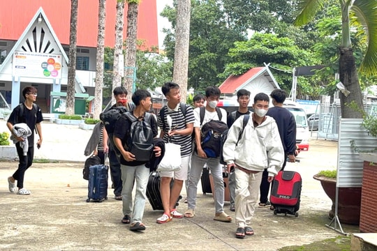 Đồng Nai: Hỗ trợ 76 học sinh vượt rừng hơn 60km đến điểm thi tốt nghiệp