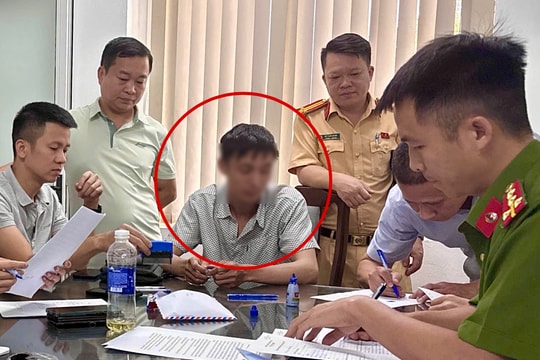 Hà Nội: Dùng camera ngụy trang và tai nghe siêu nhỏ để gian lận thi bằng lái