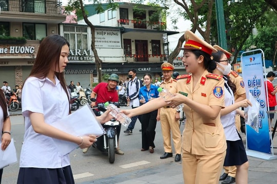 Hà Nội: Tiếp sức thí sinh, giữ đường thông suốt trong ngày đầu thi tốt nghiệp THPT