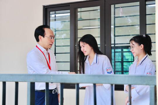 Bộ trưởng Hoàng Minh Sơn động viên thí sinh trước giờ thi môn đầu tiên