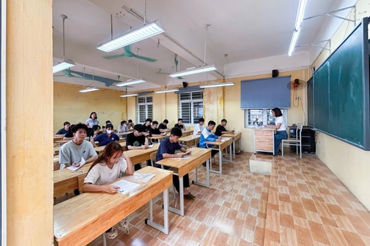 Vĩnh Long: Một thí sinh bị đình chỉ thi vì dùng ChatGPT nhờ giải đề Văn