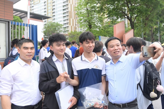 Thí sinh hào hứng vì đề thi Văn tốt nghiệp THPT mới lạ, kỳ vọng đạt 7,5 - 8 điểm