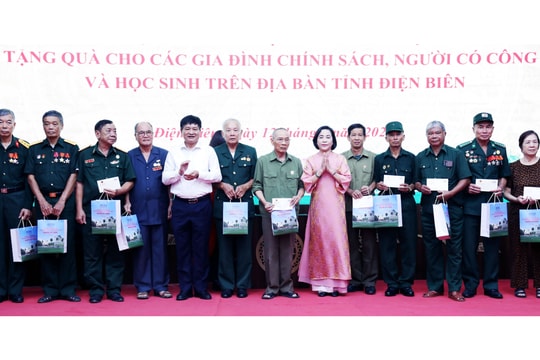 Phó Chủ tịch Quốc hội Nguyễn Thị Thanh tặng quà người có công, học sinh tại Điện Biên