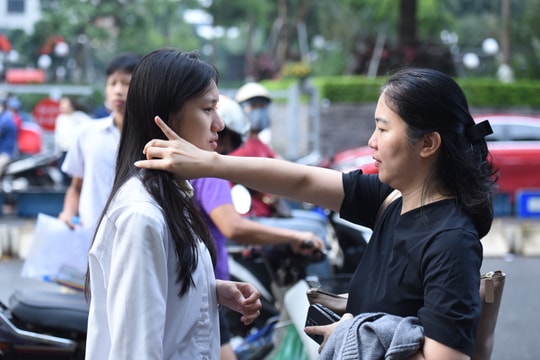 Hình ảnh nhiều cảm xúc của sĩ tử, phụ huynh trong ngày thi cuối tốt nghiệp THPT 2026