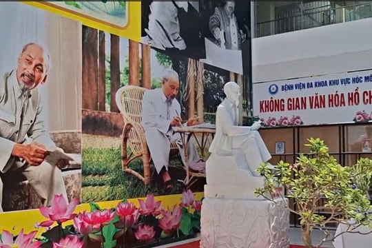 Đặt tượng Bác Hồ tại không gian văn hóa Hồ Chí Minh tại Bệnh viện Đa khoa khu vực Hóc Môn