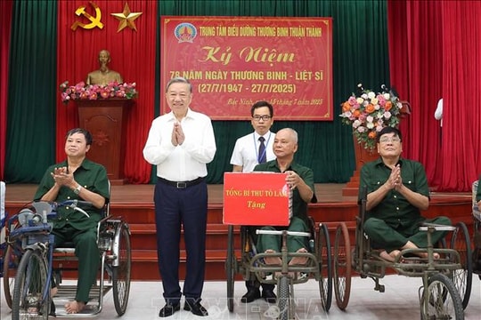 Tặng quà cho người có công dịp kỷ niệm 79 năm Ngày Thương binh - Liệt sĩ