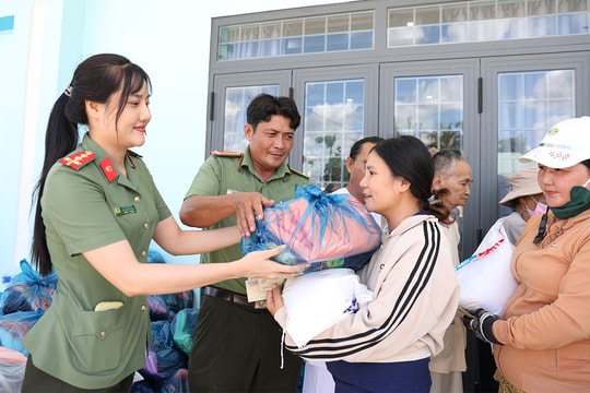 An Giang: Trao tặng 200 phần đến gia đình khó khăn