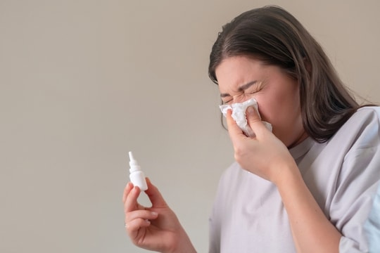 Bác sĩ chỉ mẹo phân biệt viêm mũi dị ứng và viêm xoang trong những ngày hè
