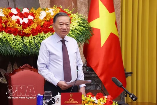 Top leader calls on the press to continue accompanying nation in new development phase