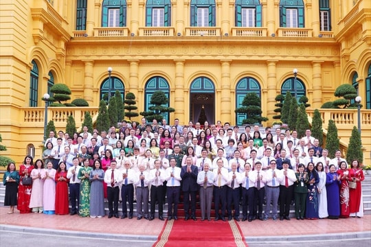 Để ngòi bút luôn sáng cùng vận mệnh dân tộc