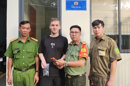 TP. Hồ Chí Minh: Nhanh chóng tìm lại tài sản cho 3 du khách nước ngoài để quên trên taxi