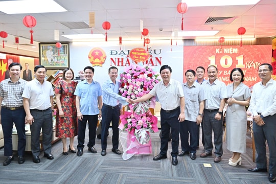 Phó Tổng Thanh tra Chính phủ Lê Tiến Đạt thăm, chúc mừng Báo Đại biểu Nhân dân