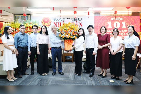 Lãnh đạo các cơ quan, địa phương thăm, chúc mừng Báo Đại biểu Nhân dân