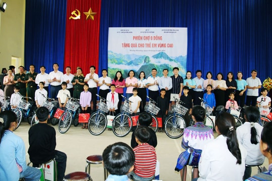 Gần 2,4 tỷ đồng hỗ trợ trẻ em khó khăn tại Phiên chợ 0 đồng, Lào Cai