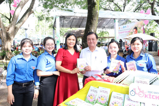 Nguyên Phó chủ tịch Quốc hội Lê Minh Hoan ra mắt sách “Mỗi nghề một bông hoa”