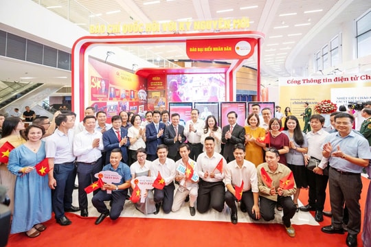 Chủ tịch Quốc hội Trần Thanh Mẫn thăm gian trưng bày tại Hội Báo toàn quốc