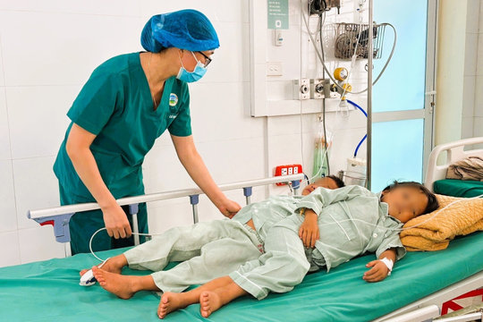 Ăn nấm rừng tự hái, ba trẻ trong một gia đình nhập viện cấp cứu